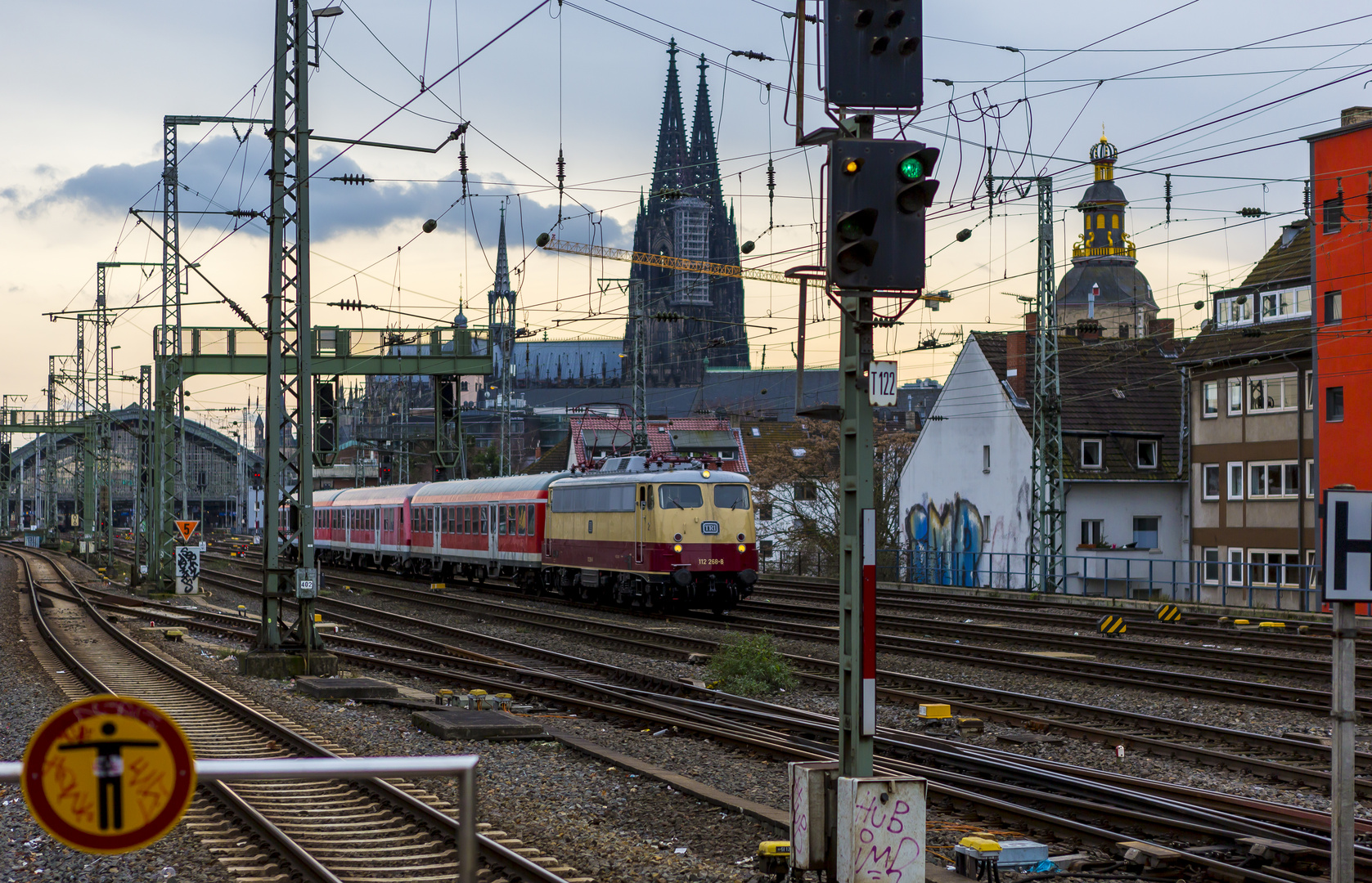 Bahnhof Hansaring Köln - viel Verkehr am Kölner Dom