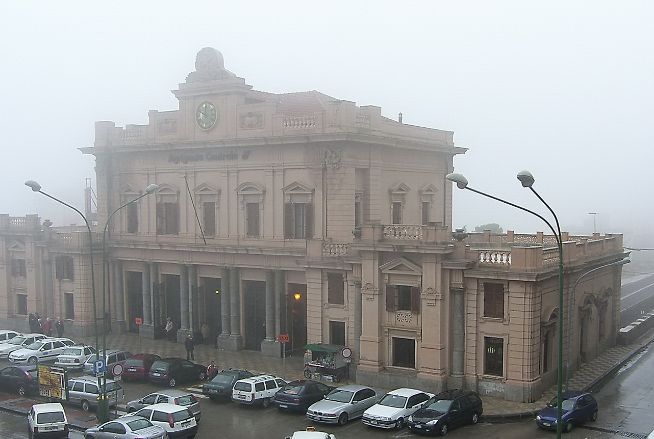 Bahnhof im Herbstnebel