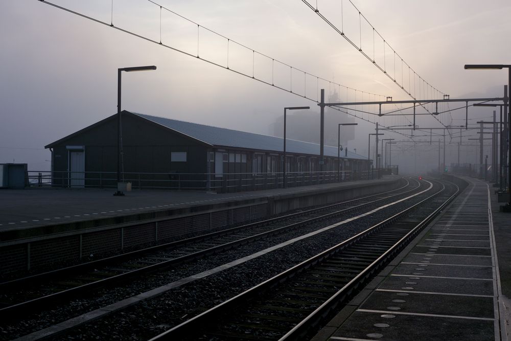 Bahnhof im Nebel