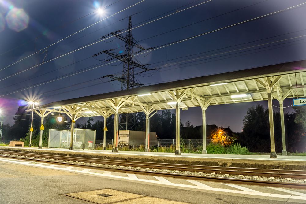 Bahnhof im Vollmondlicht