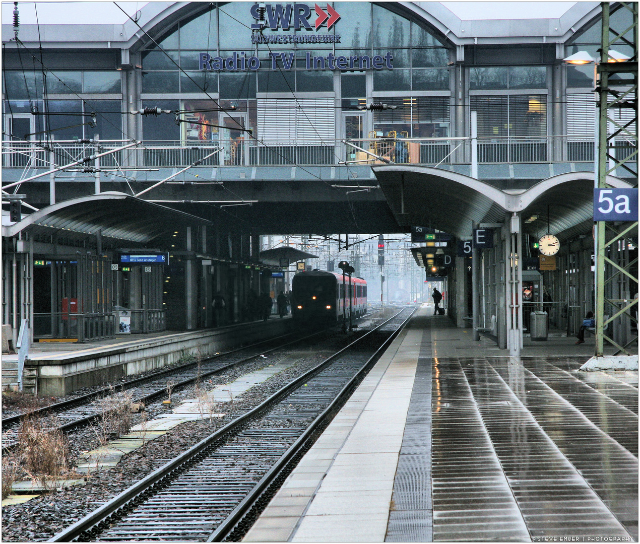Bahnhof im Winterregen - Mainz Hbf