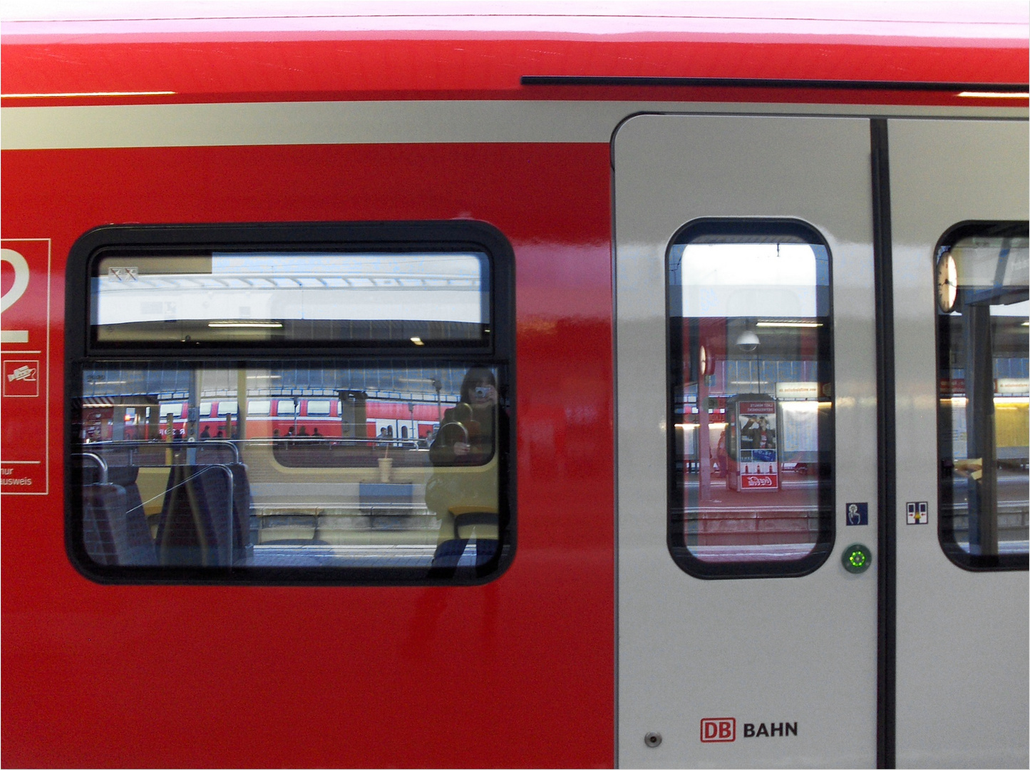 Bahnhof im Zug