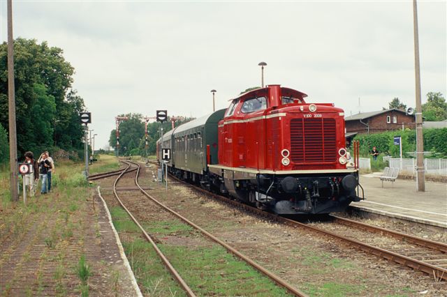 Bahnhof Karow/Meckl. V100 2009  mit Zug Güstrow - Plau am See fährt ein