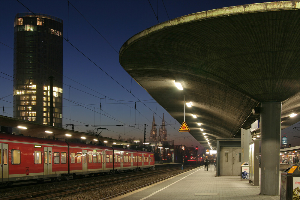 Bahnhof Köln Deutz/Messe ( Achtung auf Gleis 5 , der ... )
