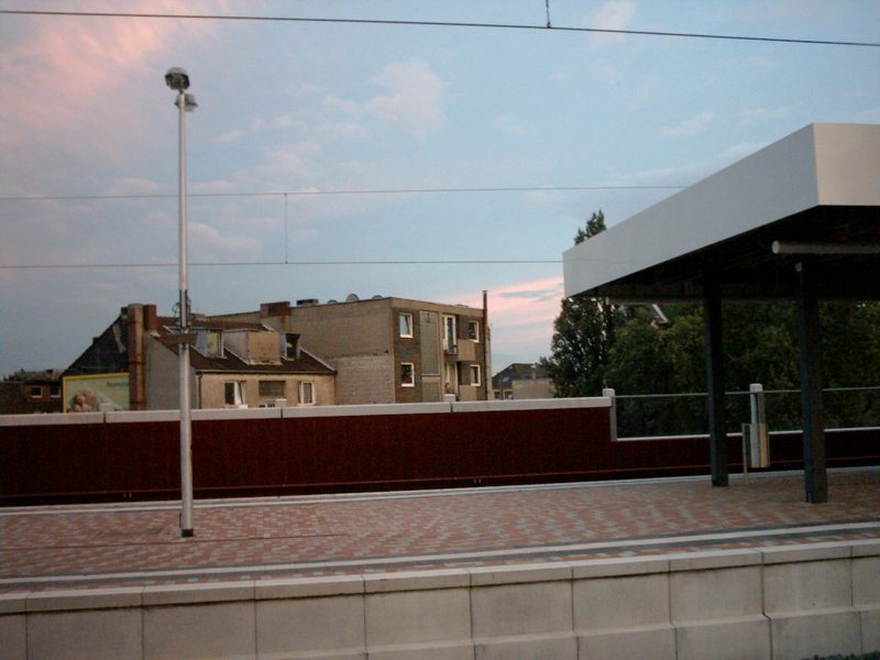 Bahnhof Köln-Ehrenfeld, Blickrichtung parallel zum Gürtel nach südwest