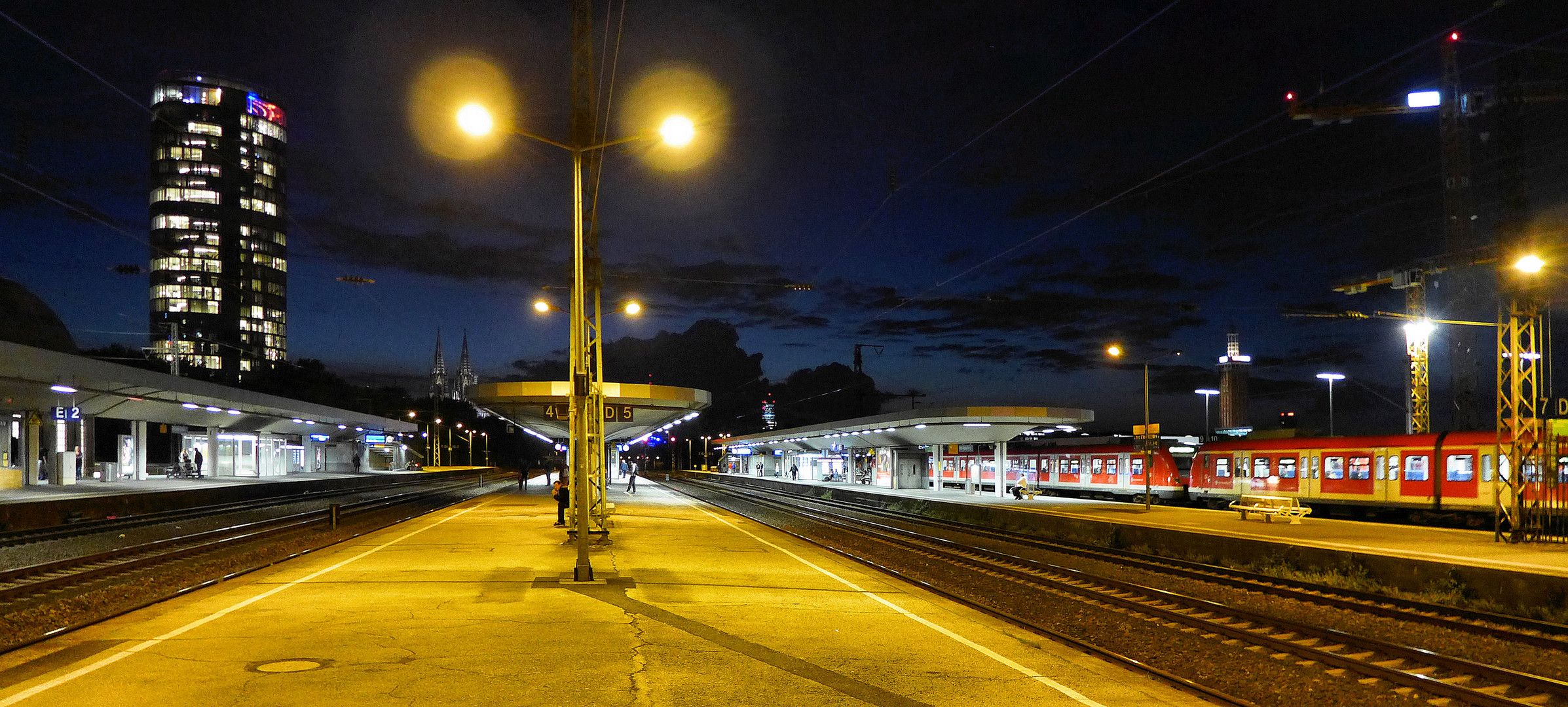 Bahnhof Köln-Messe/Deutz am Abend