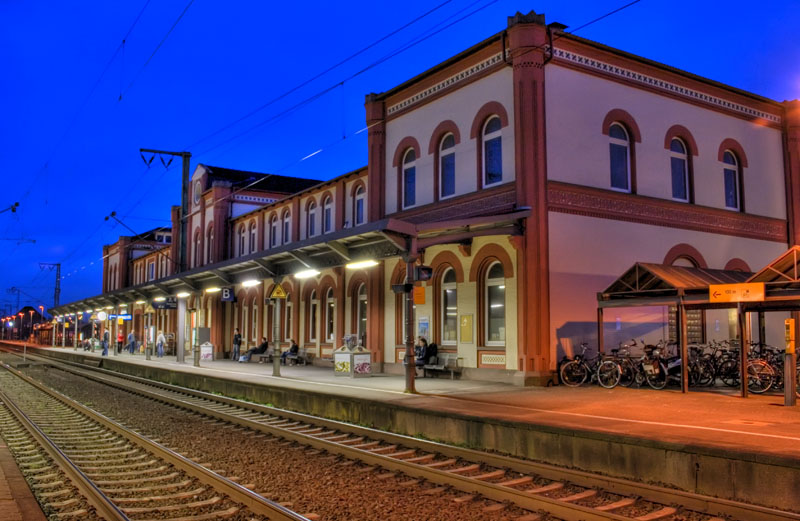 Bahnhof Leer bei Nacht