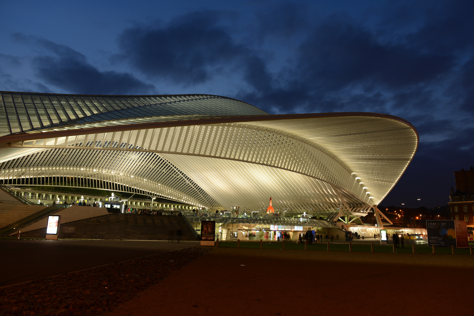 Bahnhof Lüttich Blaue Stunde