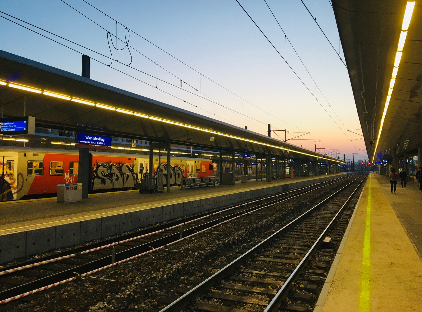 bahnhof meidling, frühmorgens