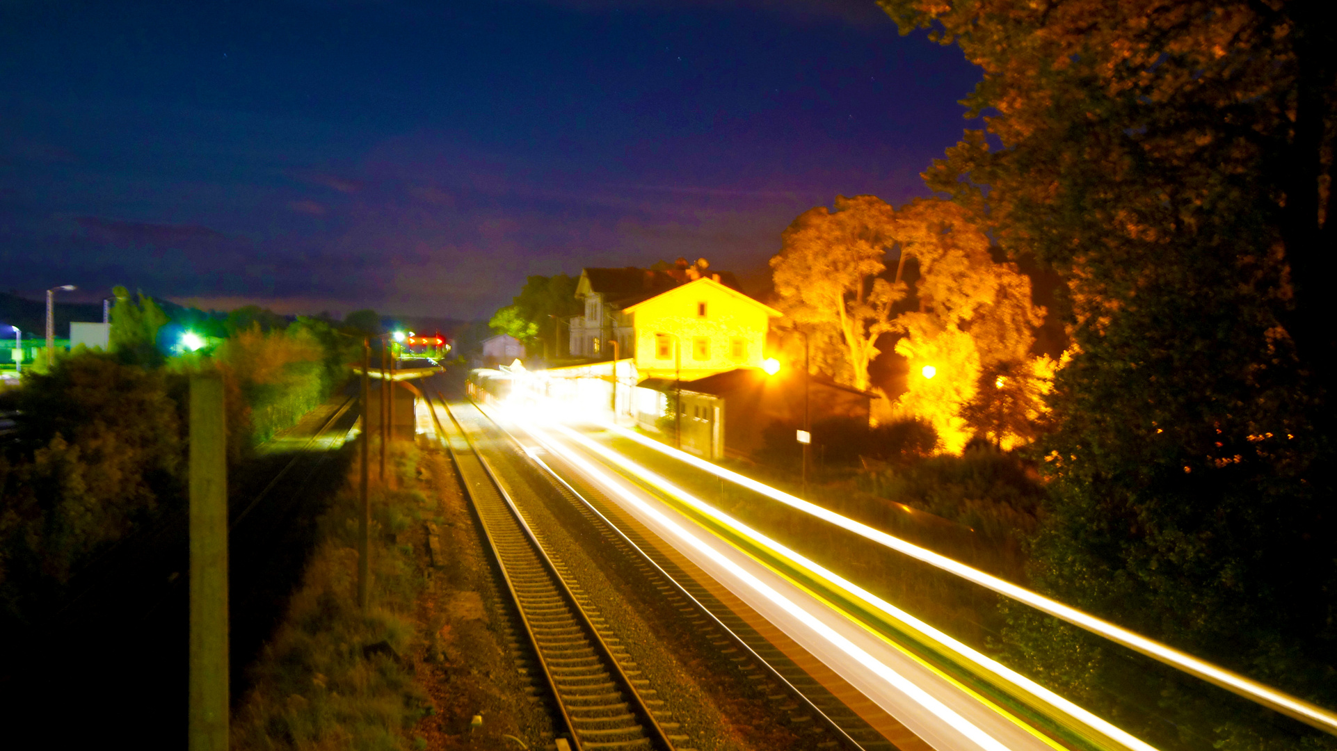 Bahnhof mit Ausfahrenden Zug