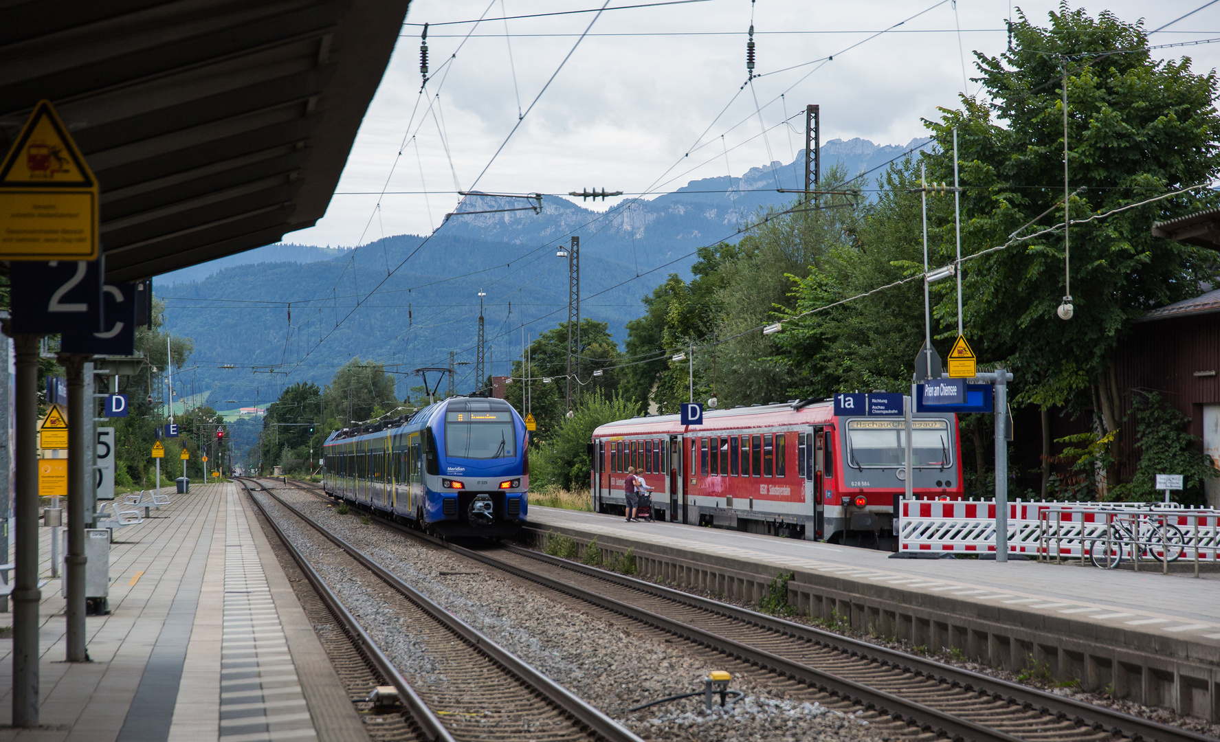 Bahnhof mit Bergkulisse