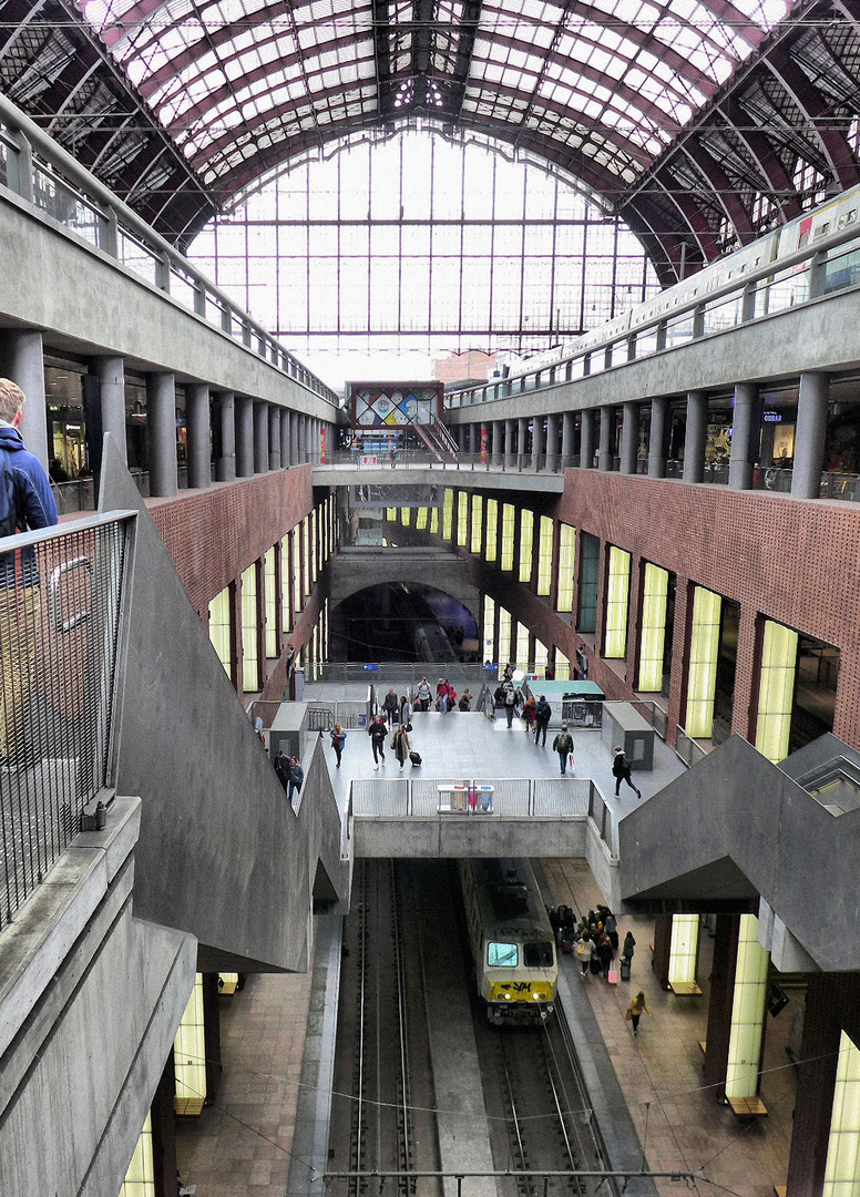 Bahnhof mit vielen Ebenen