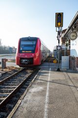 Bahnhof Riedrode - Dieseltriebwagen 622 043 fährt aus