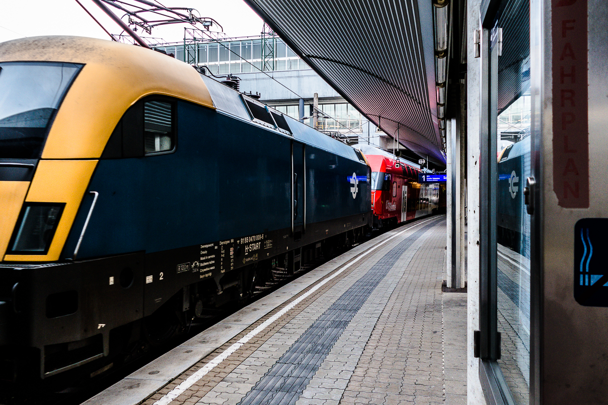 Bahnhof Spittelau Zug fährt Ceske Velenice