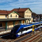 BAHNHOF STRAUSBERG. OHNE HALT PASSIERT EIN TRIEBWAGEN DER NEB RICHTUNG OSTKREUZ