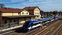 BAHNHOF STRAUSBERG. OHNE HALT PASSIERT EIN TRIEBWAGEN DER NEB RICHTUNG OSTKREUZ