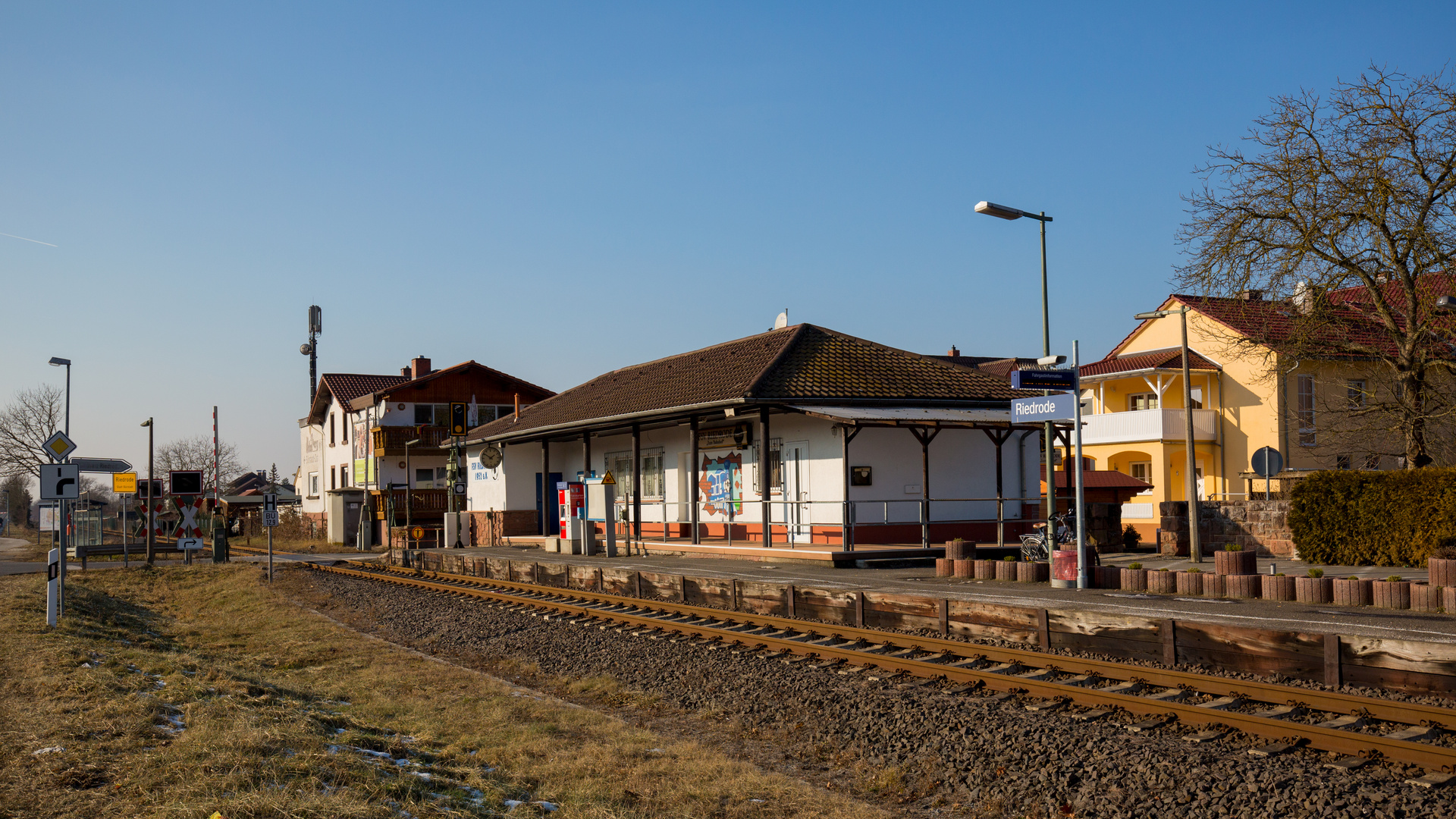 Bahnhof und Ortseingang Riedrode 