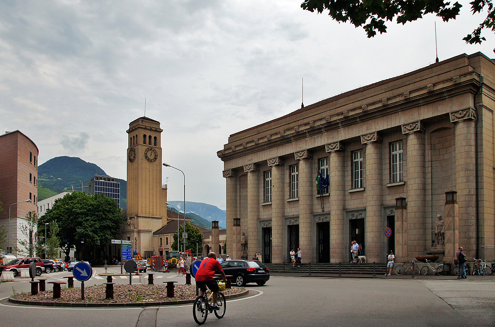 ..Bahnhof und Uhrturm..