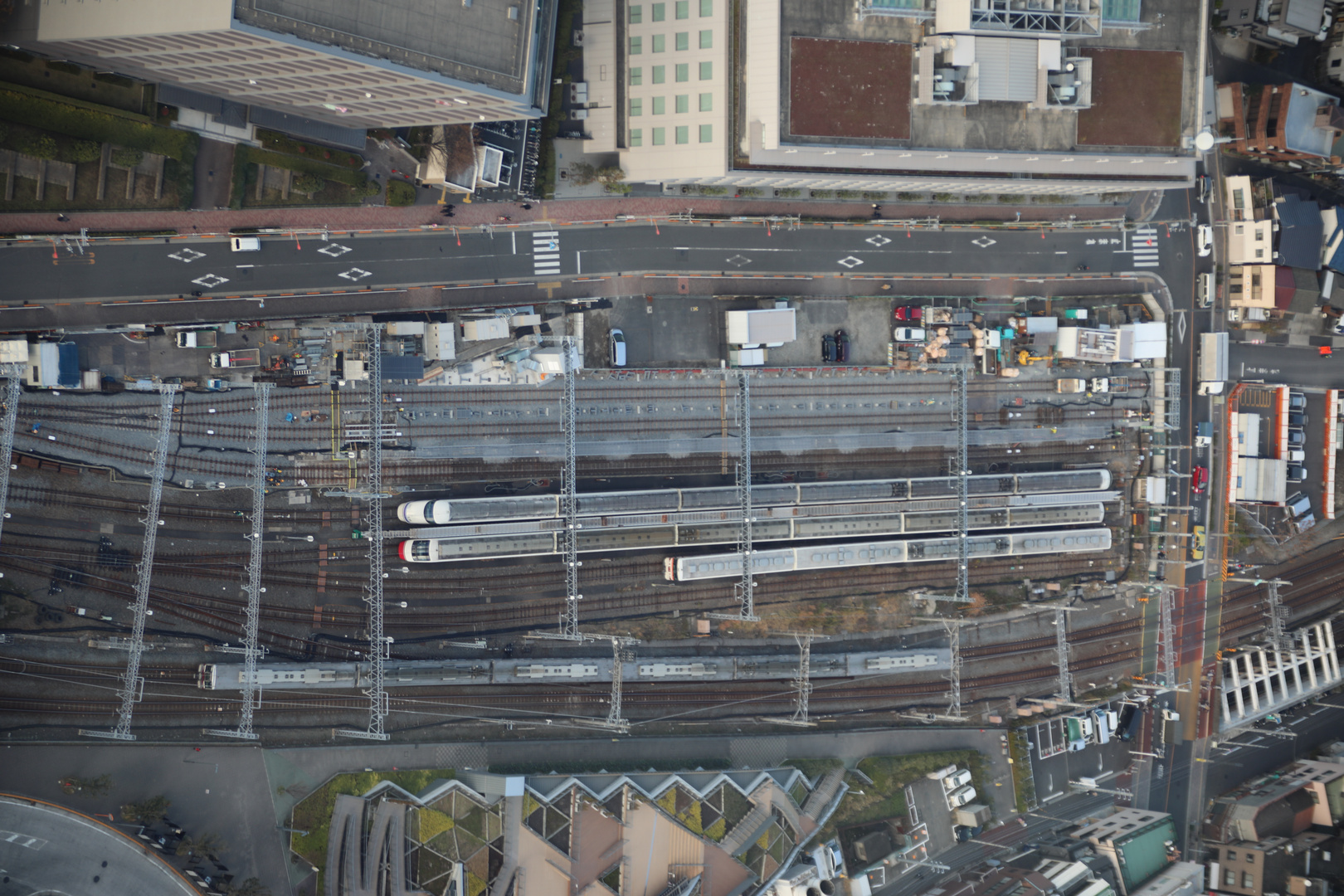 Bahnhof unter dem "Sky Tree Tower"