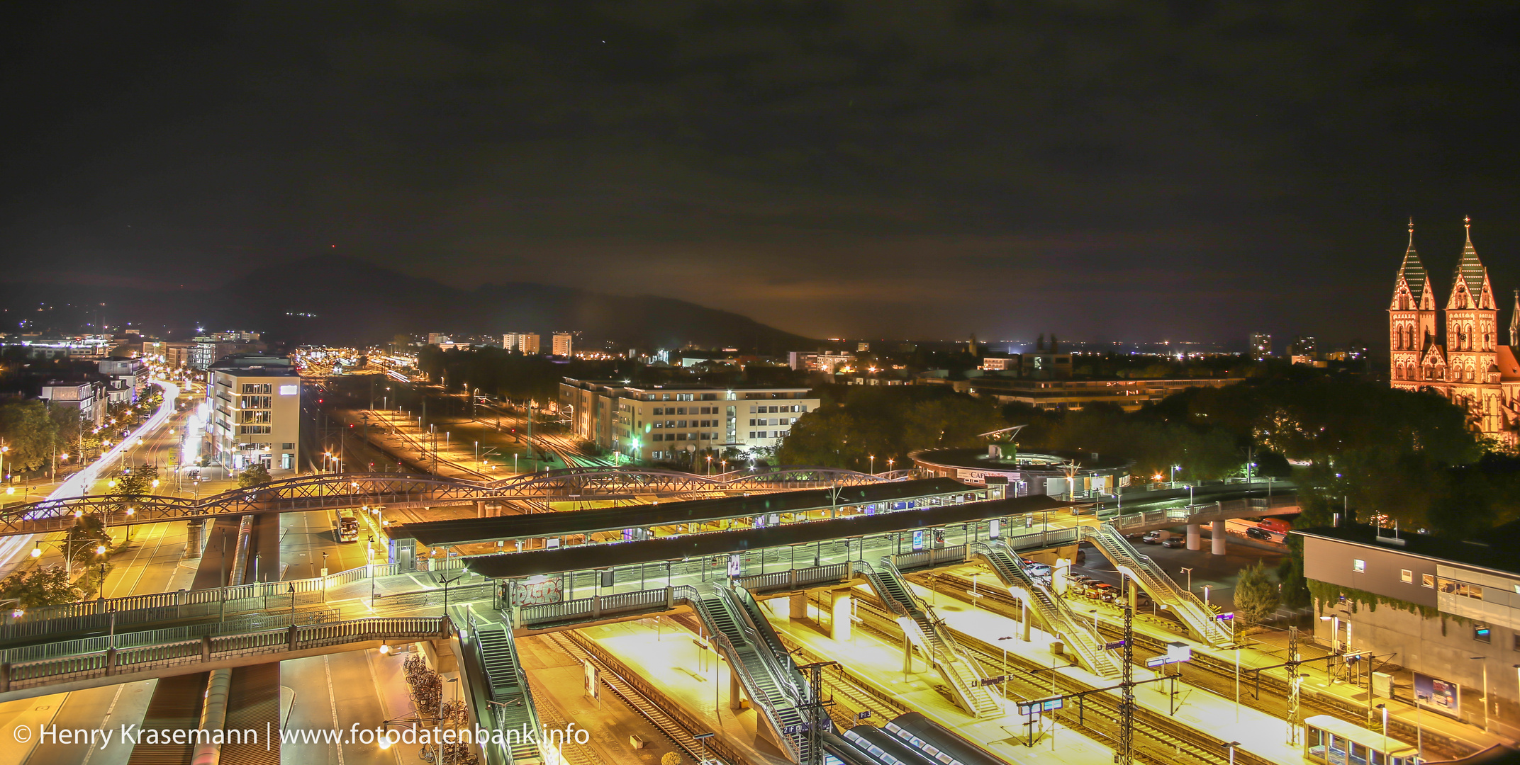 Bahnhof von Freiburg bei Nacht