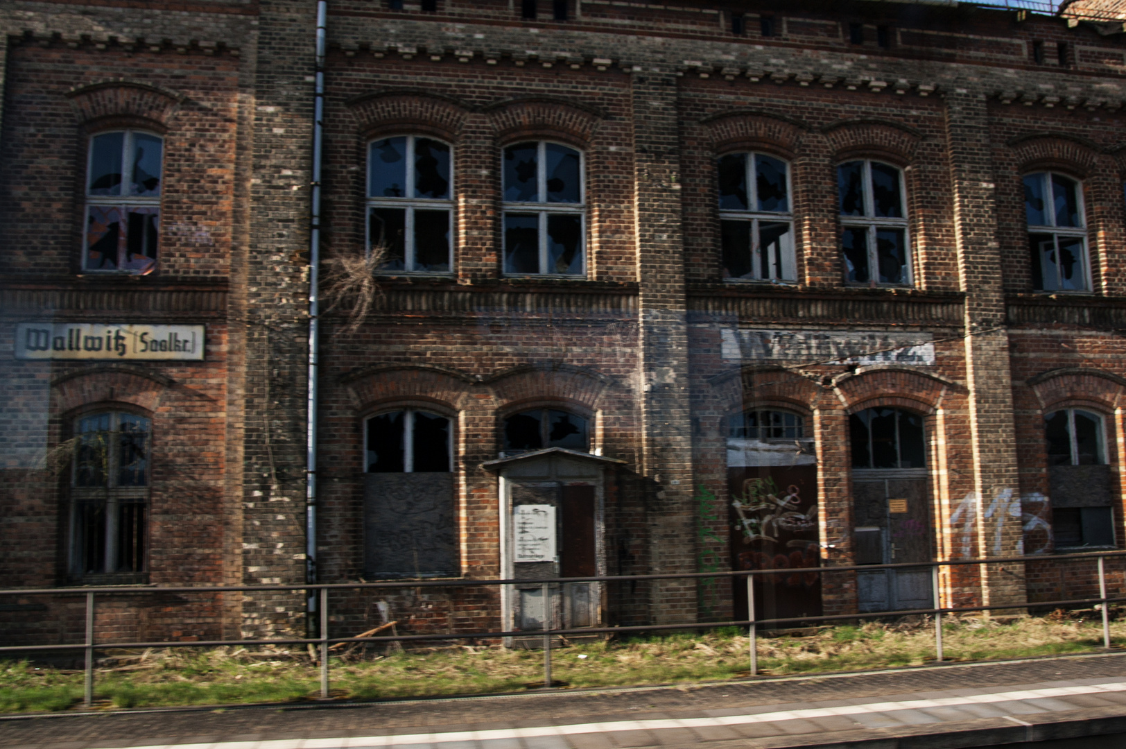 Bahnhof Wallwitz kurz vor dem Abriss .