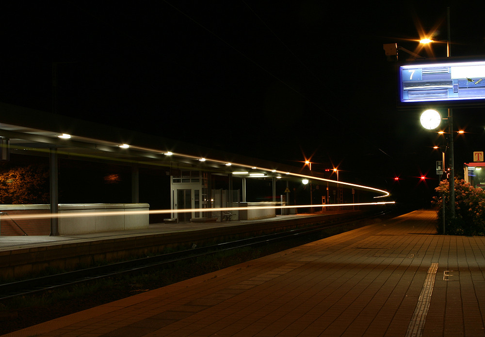 Bahnhof Wunstorf bei Nacht - durchfahrender Zug #1