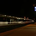 Bahnhof Wunstorf bei Nacht - durchfahrender Zug #1