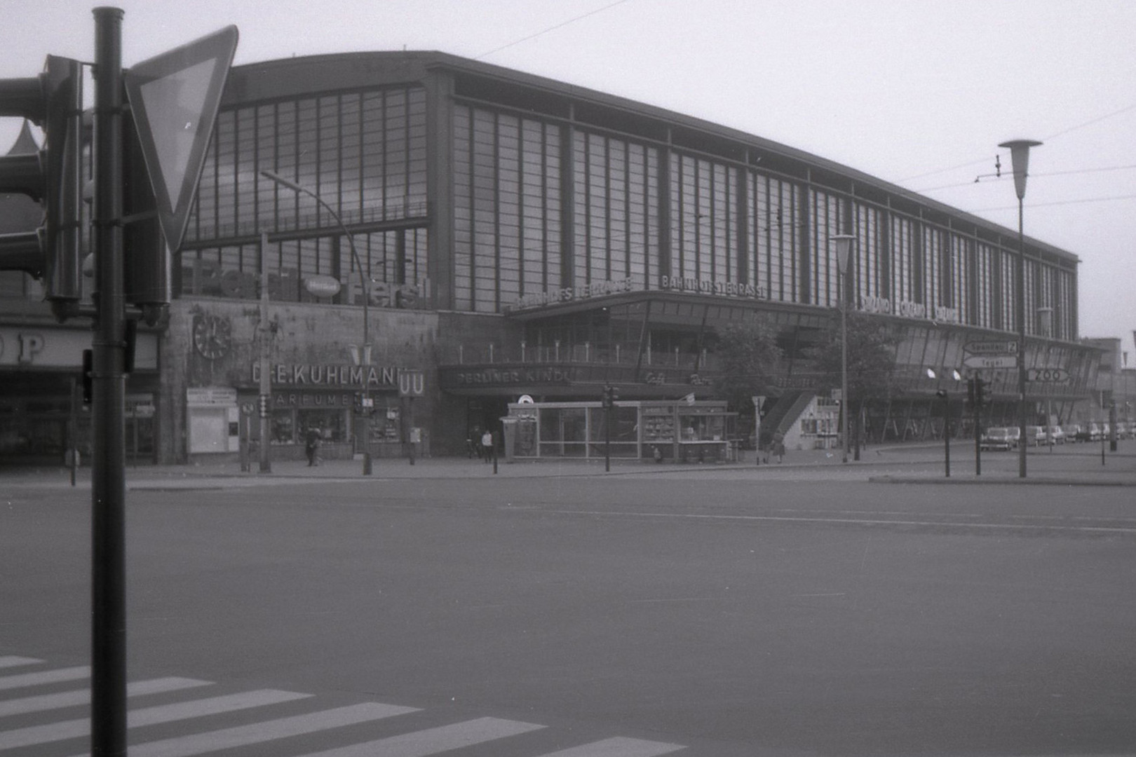 Bahnhof Zoo in Berlin fast ohne Menschen