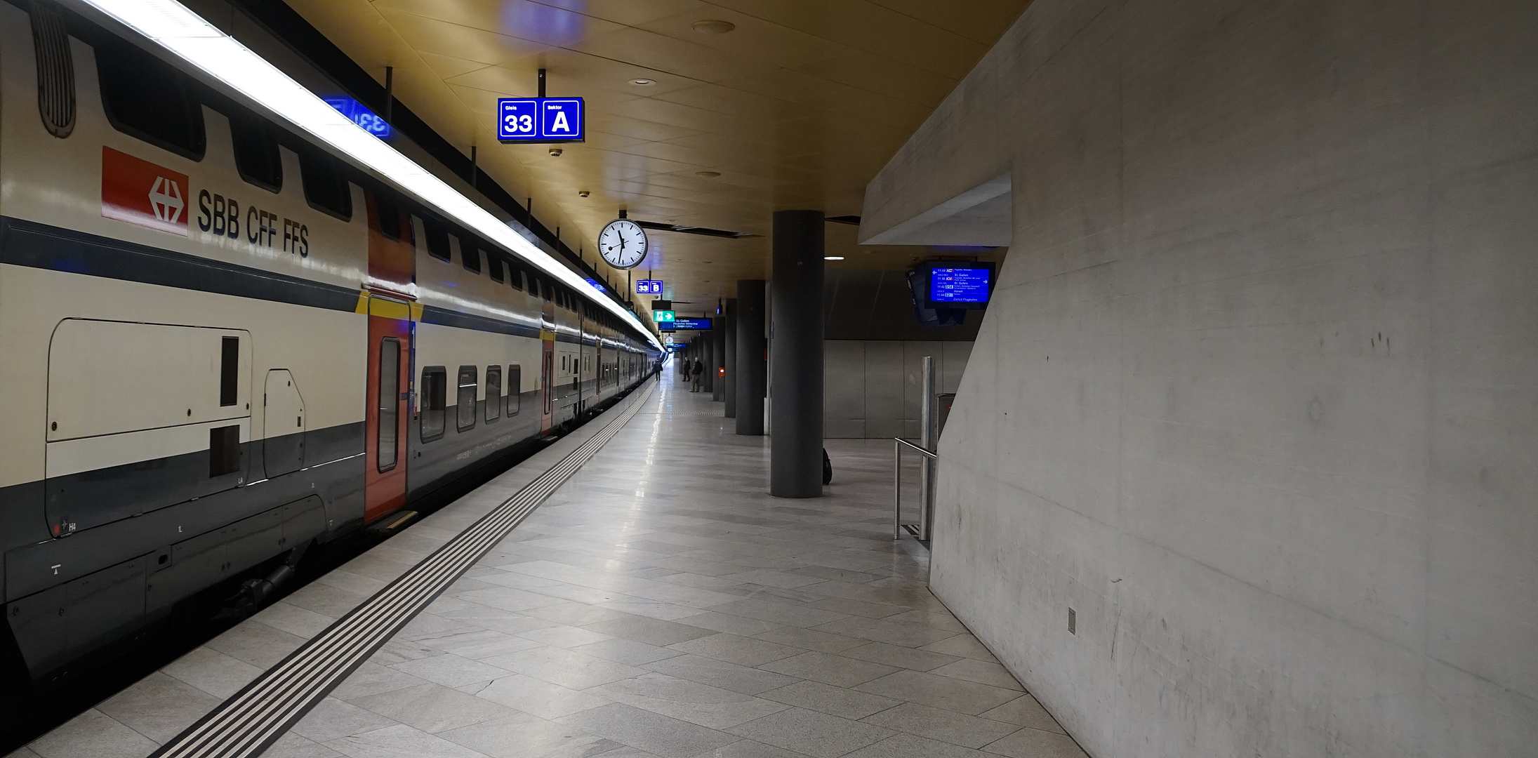 Bahnhof Zürich XXX: First Class to St.Gall