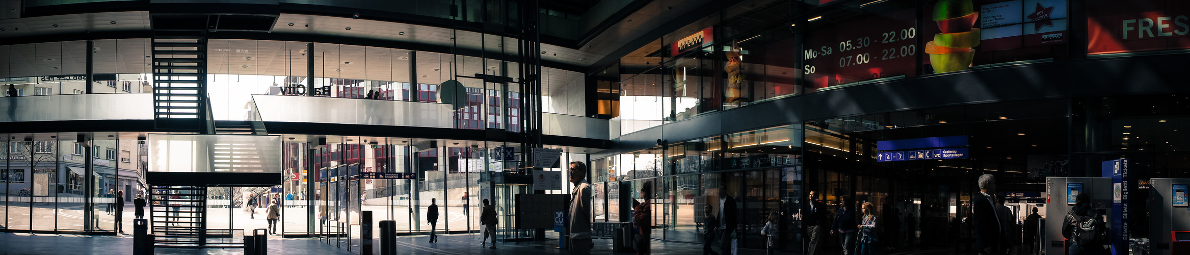 bahnhof . zug . pano