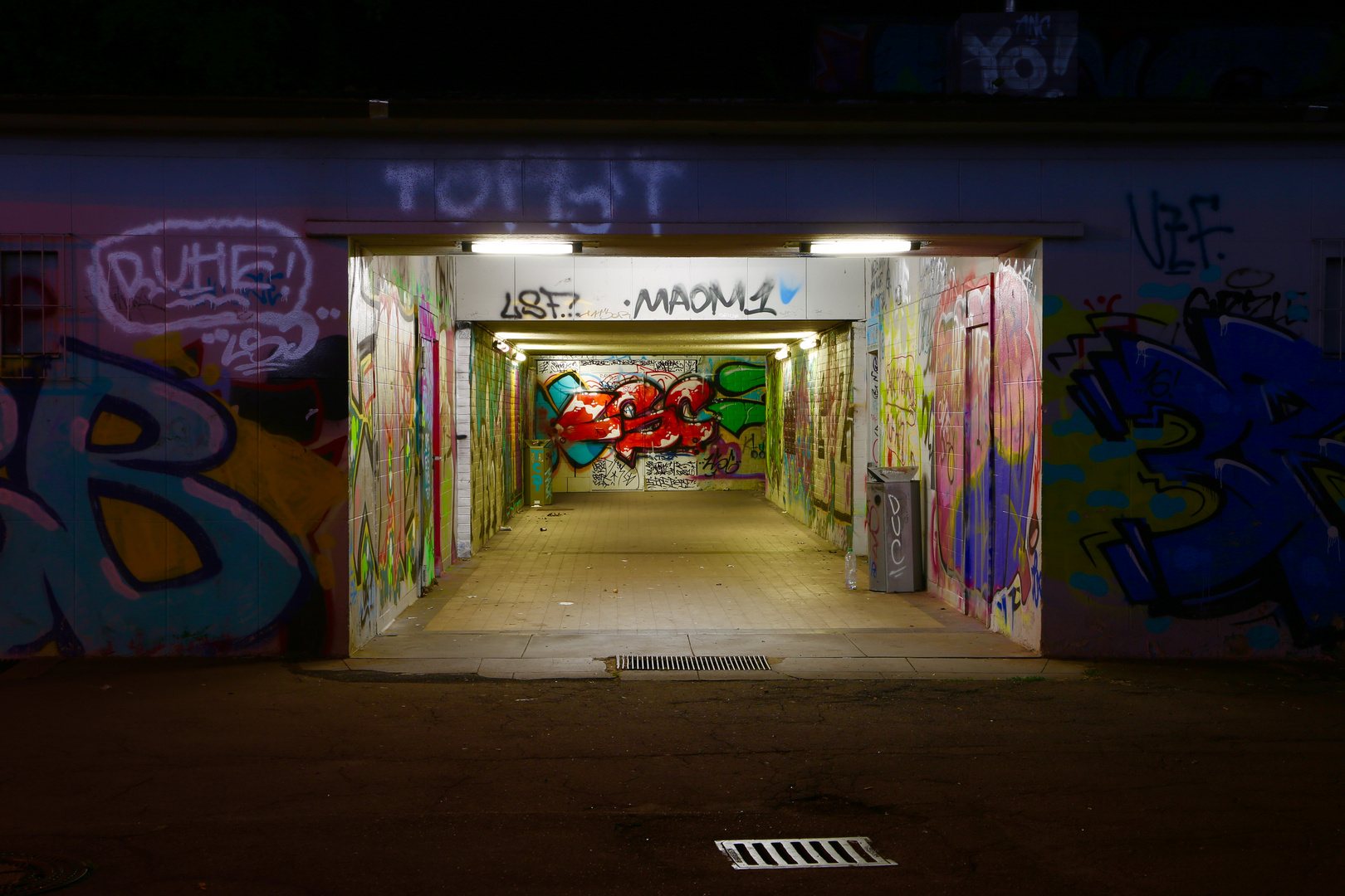 Bahnhofgasse bei Nacht. 