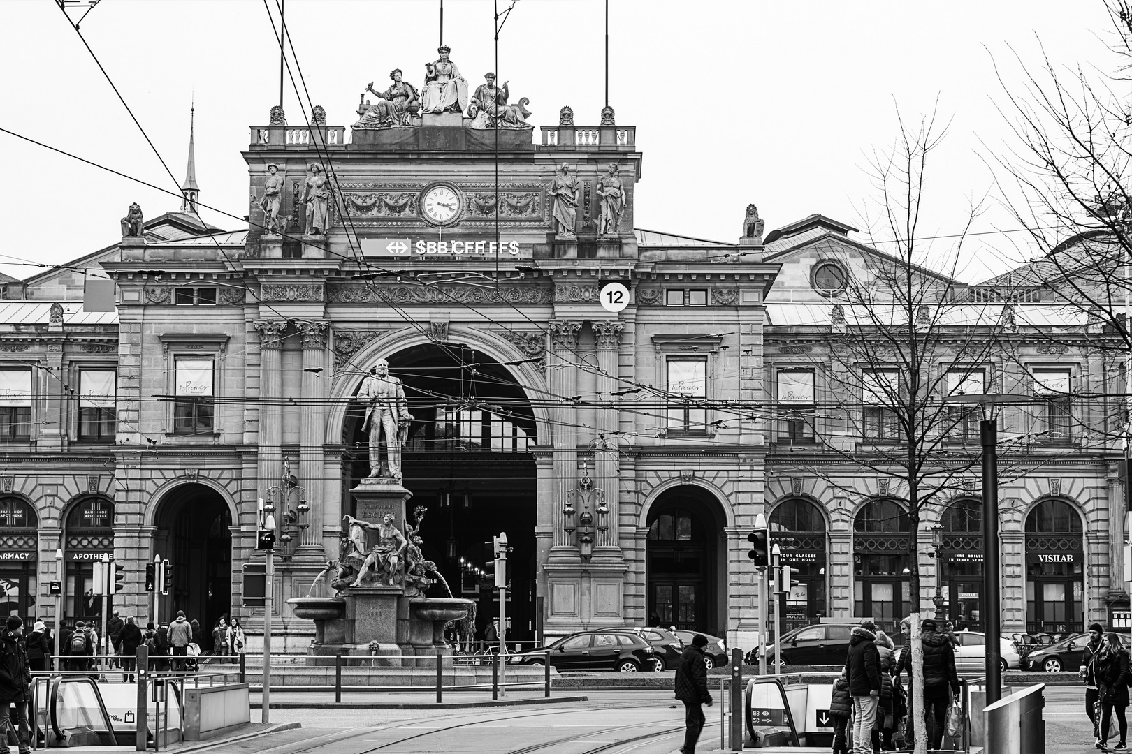  Bahnhofplatz Zürich mit Eingang zum Hauptbahnhof und Denkmal an Alfred Escher