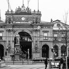  Bahnhofplatz Zürich mit Eingang zum Hauptbahnhof und Denkmal an Alfred Escher