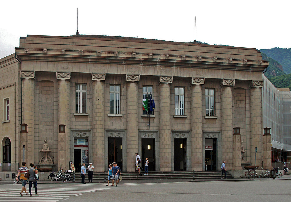 ..Bahnhofsgebäude..