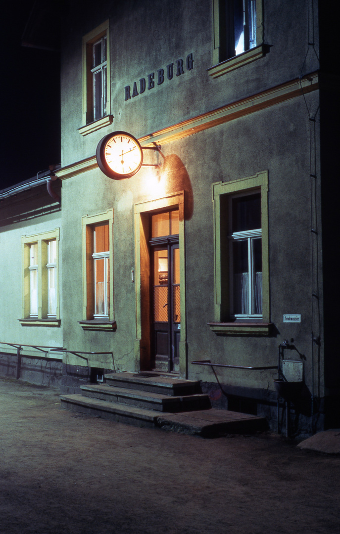 Bahnhofsgebäude Radeburg am 2Jan.1990