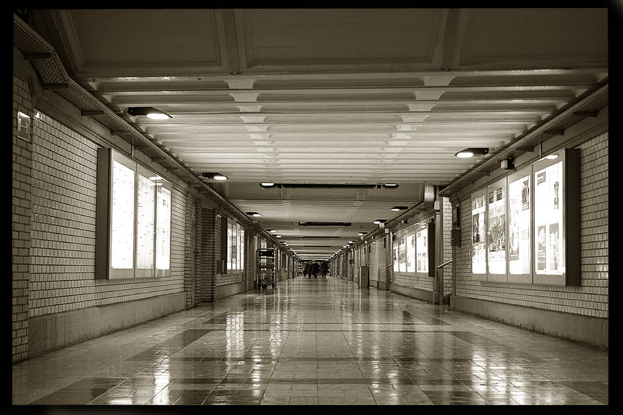 Bahnhofshalle im Regen