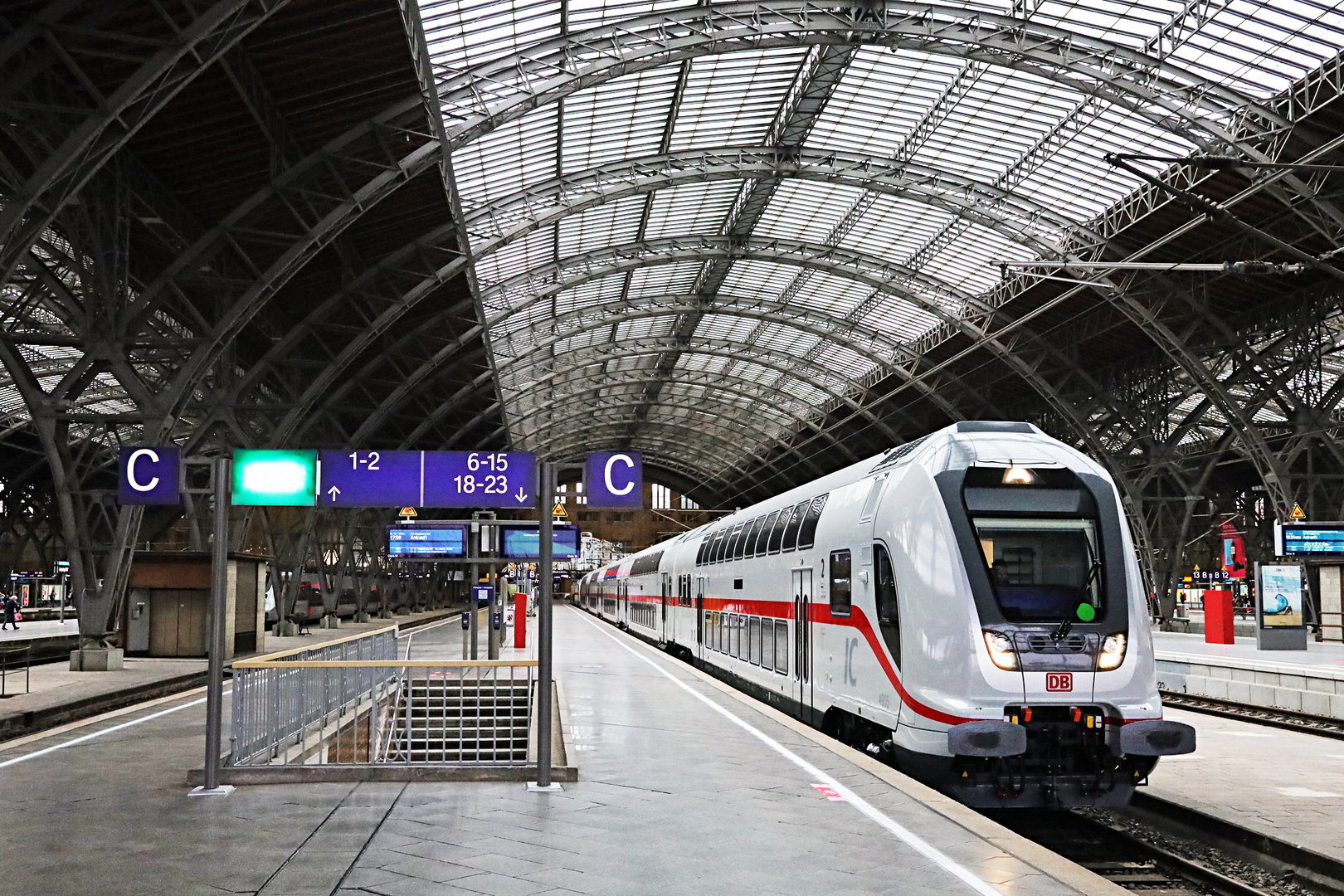 Bahnhofshalle Leipzig mit Doppelstock-Intercity