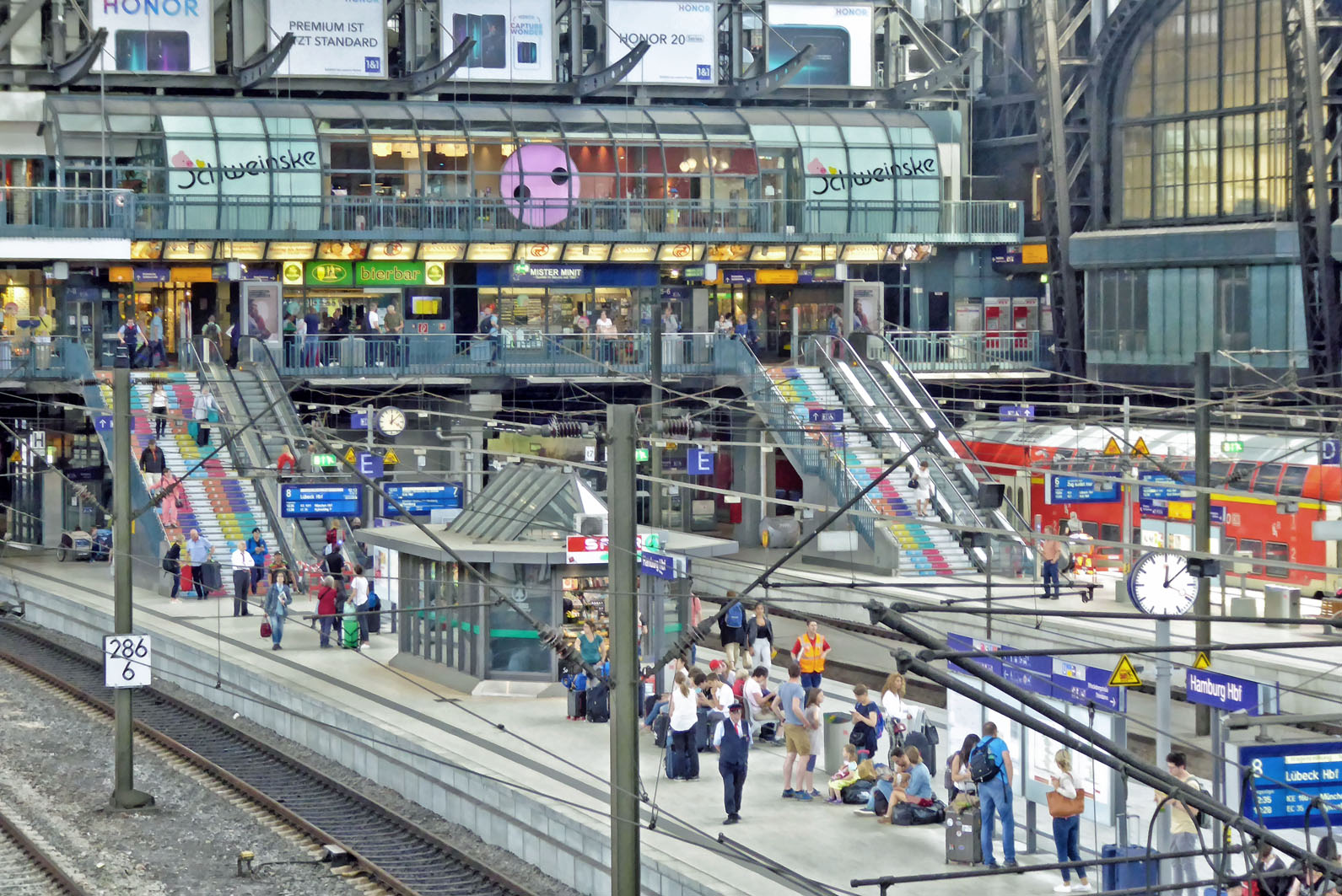 bahnhofshalle / station concourse / 2019-20