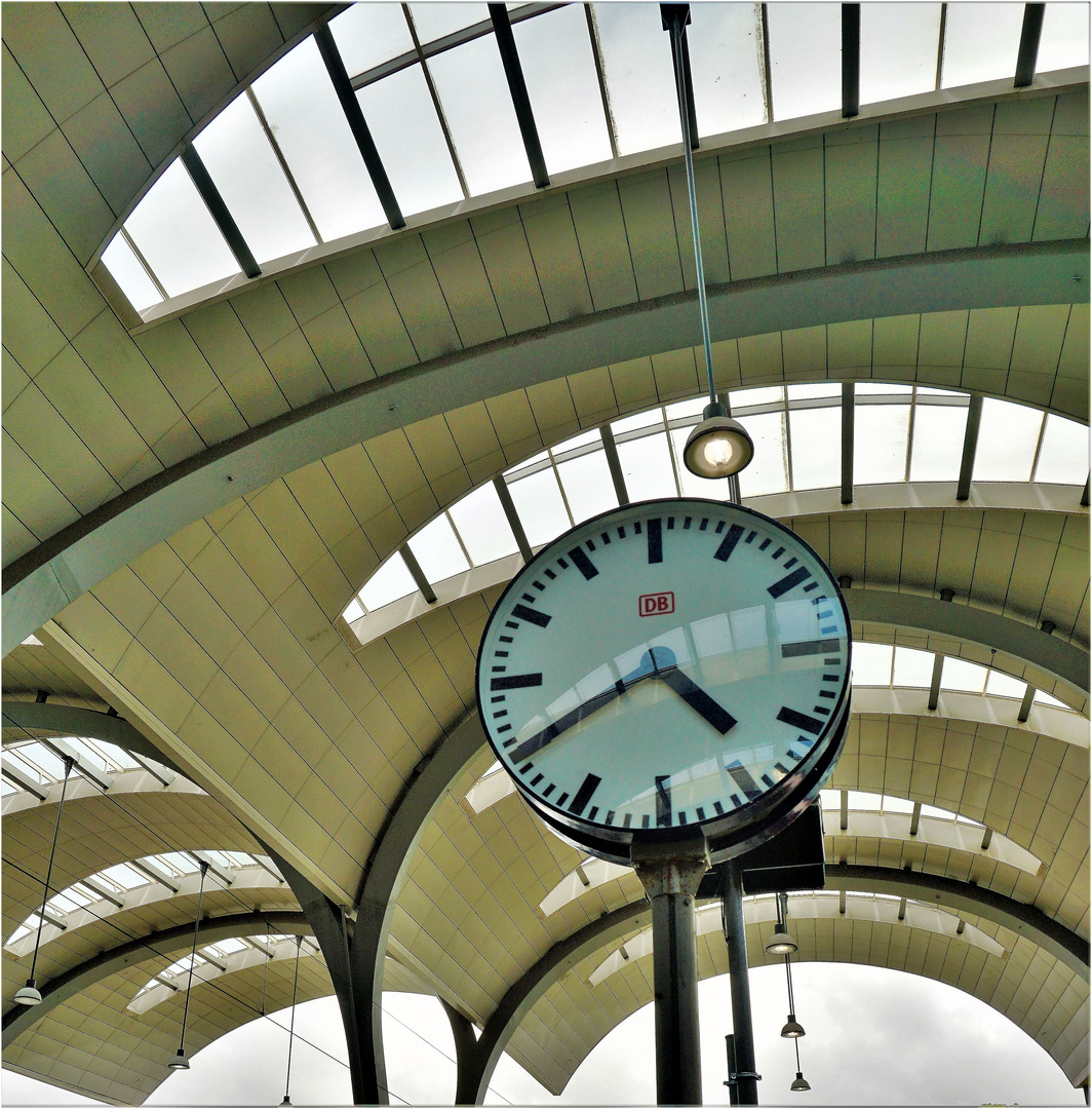 Bahnhofsuhr mit Durchblick