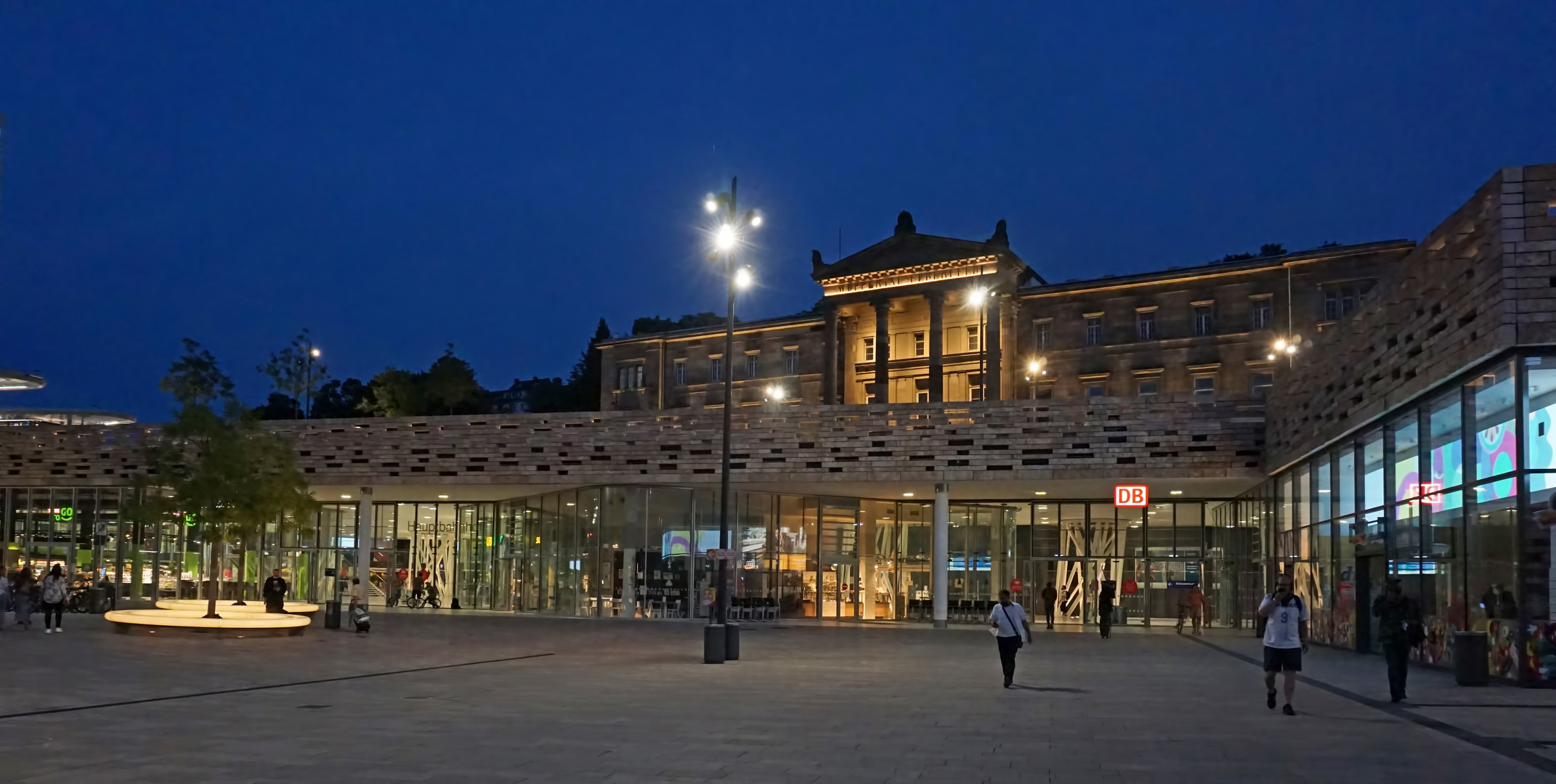 Bahnhofsvorplatz spät am Abend