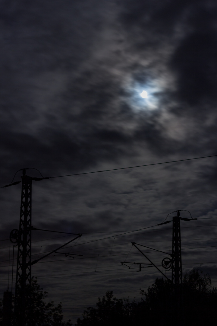 Bahnleitungen bei Nacht
