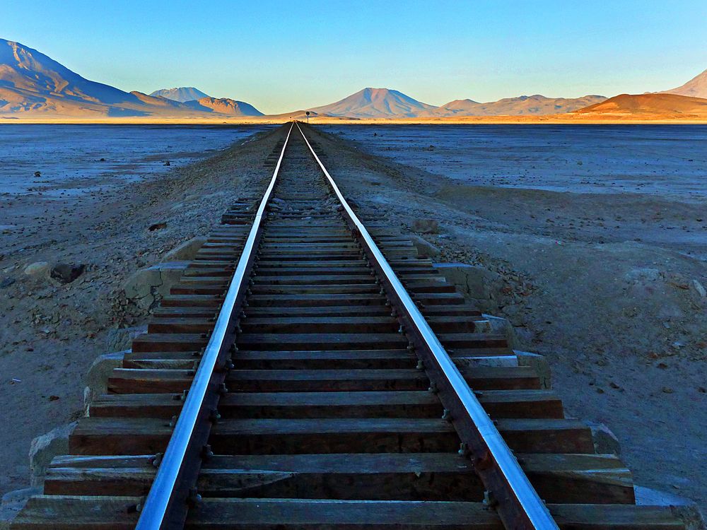 Bahnlinie in der Salzwüste