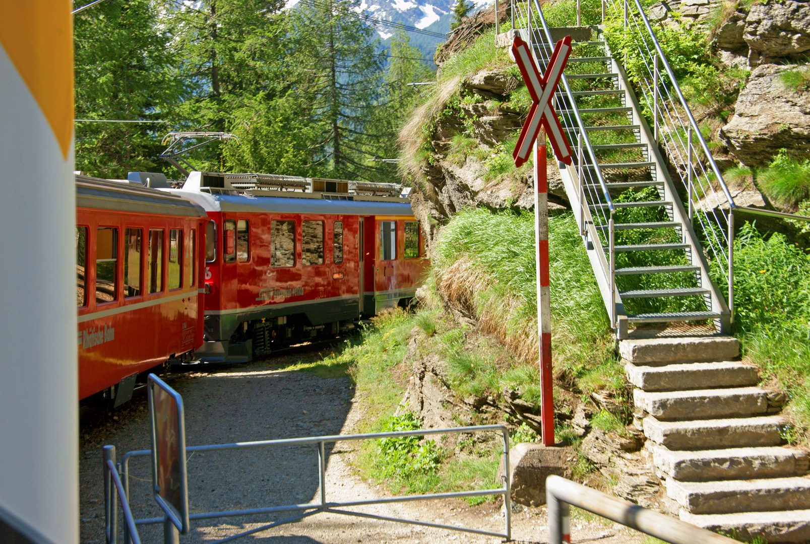 Bahnquerung am Berg für Wanderer