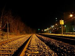 Bahnschienen bei Nacht