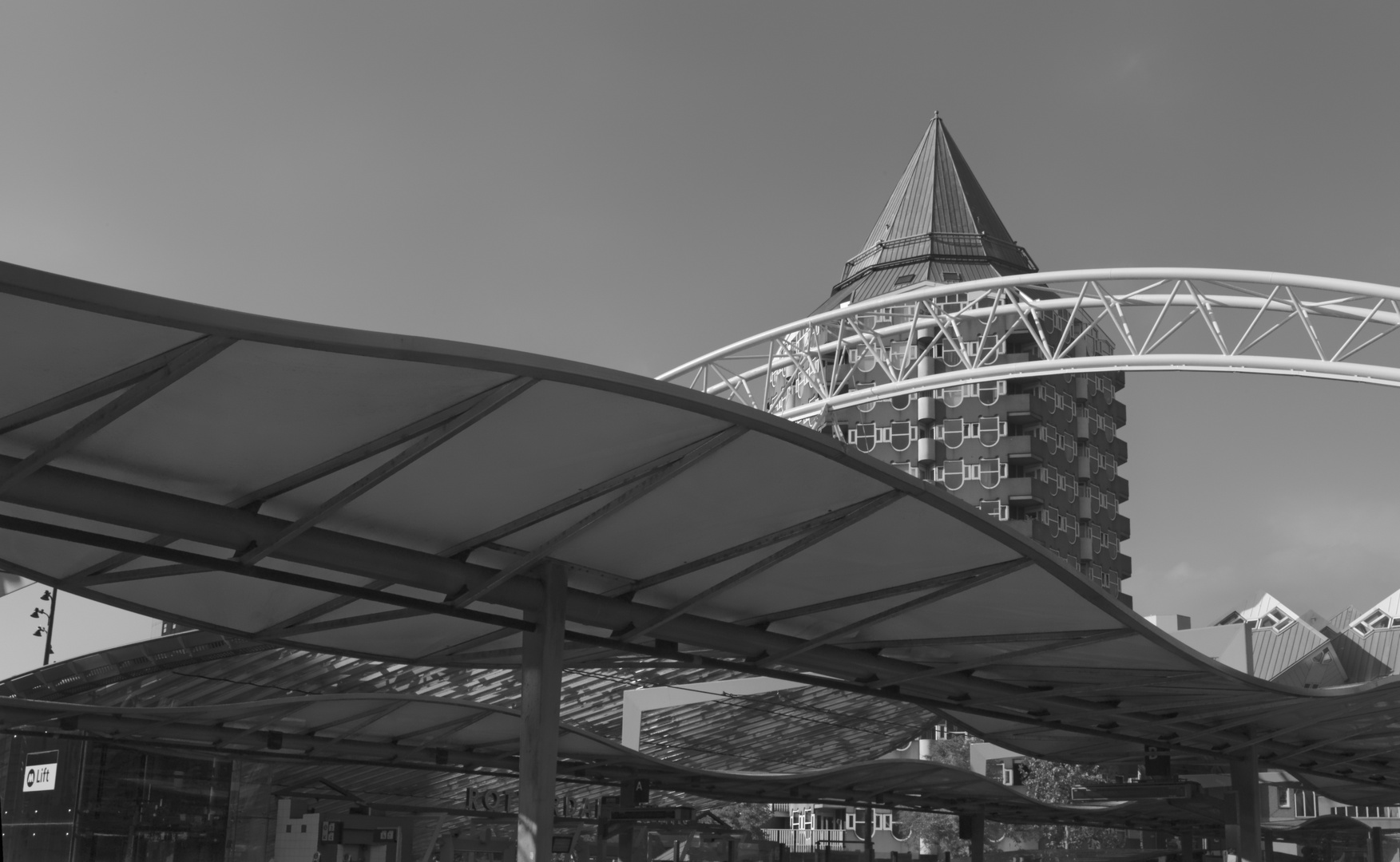 Bahnstation am Platz vor der großen Markthalle in Rotterdam