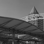 Bahnstation am Platz vor der großen Markthalle in Rotterdam