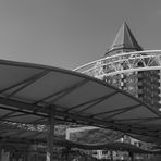 Bahnstation am Platz vor der großen Markthalle in Rotterdam