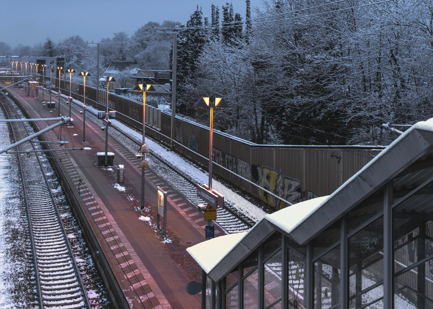 Bahnstation zwischen zwei Wohnvierteln