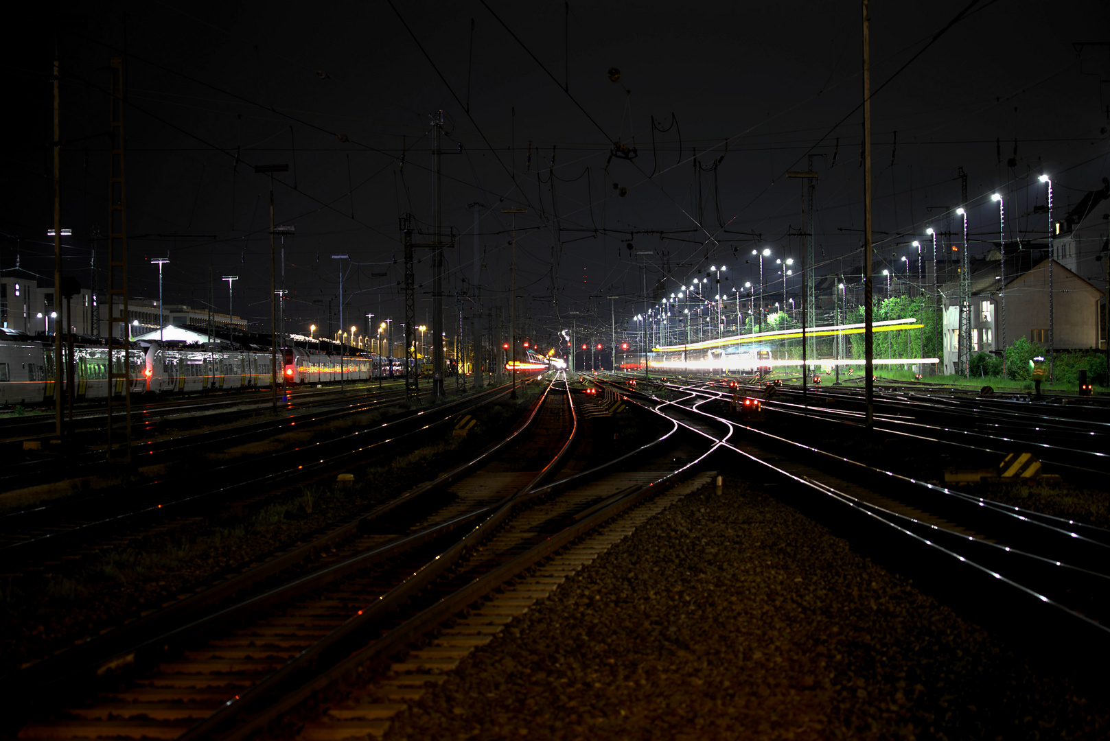 Bahnstationen bei Nacht