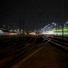 Bahnstationen bei Nacht